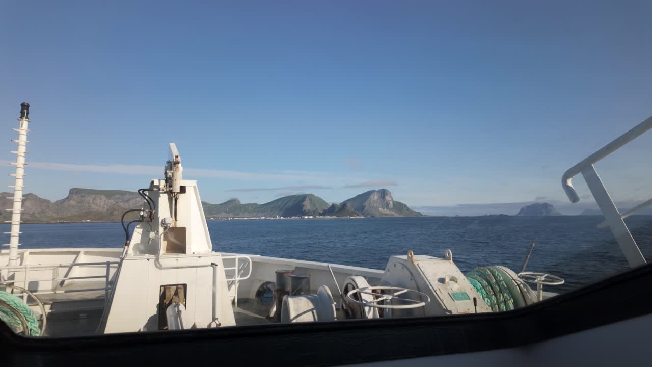 Blick von einer Fähre auf die Inseln in Norwegen. – Wide Shot