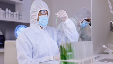 covid, computadora y tubo de ensayo con un hombre científico
