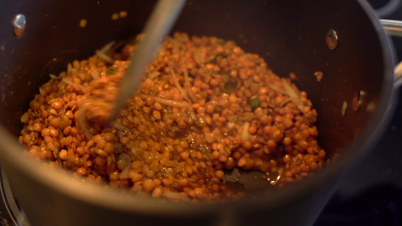 냄비에 저어지는 렌즈콩의 클로즈업 샷