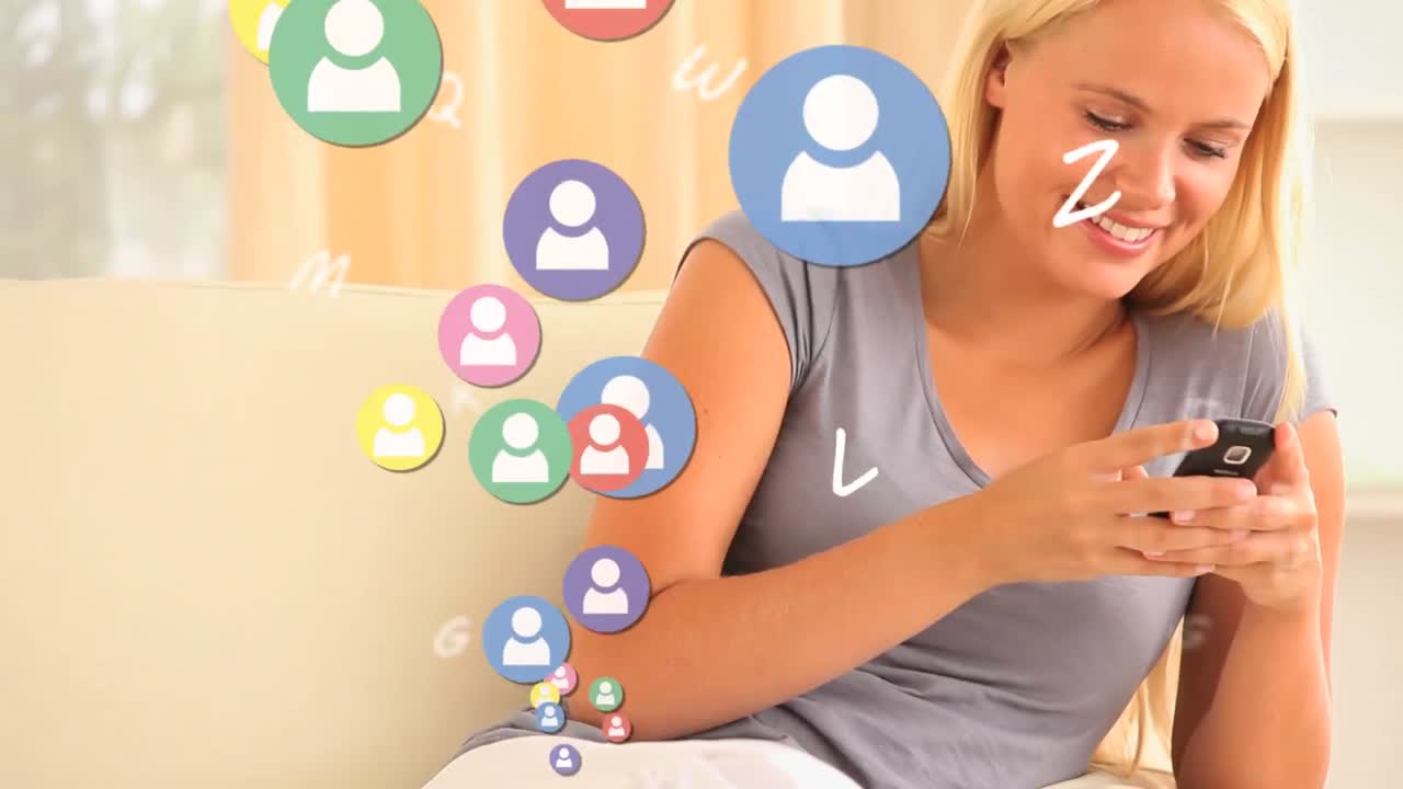 animación de iconos flotantes y letras sobre una mujer caucásica feliz usando un teléfono inteligente