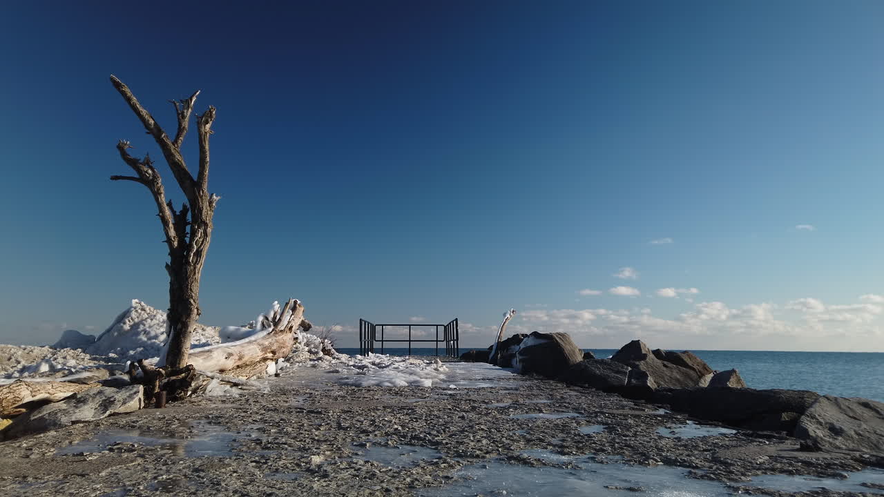 широкоугольный снимок длинного бетонного причала с перилами на конце