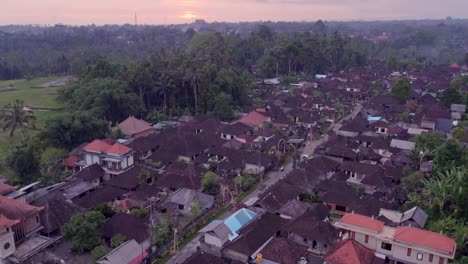 Toma-Aérea-Del-Pueblo-Tradicional-En-Bali-Indonesia-Con-Cielo-Colorido-Durante-La-Puesta-De-Sol,-Antena