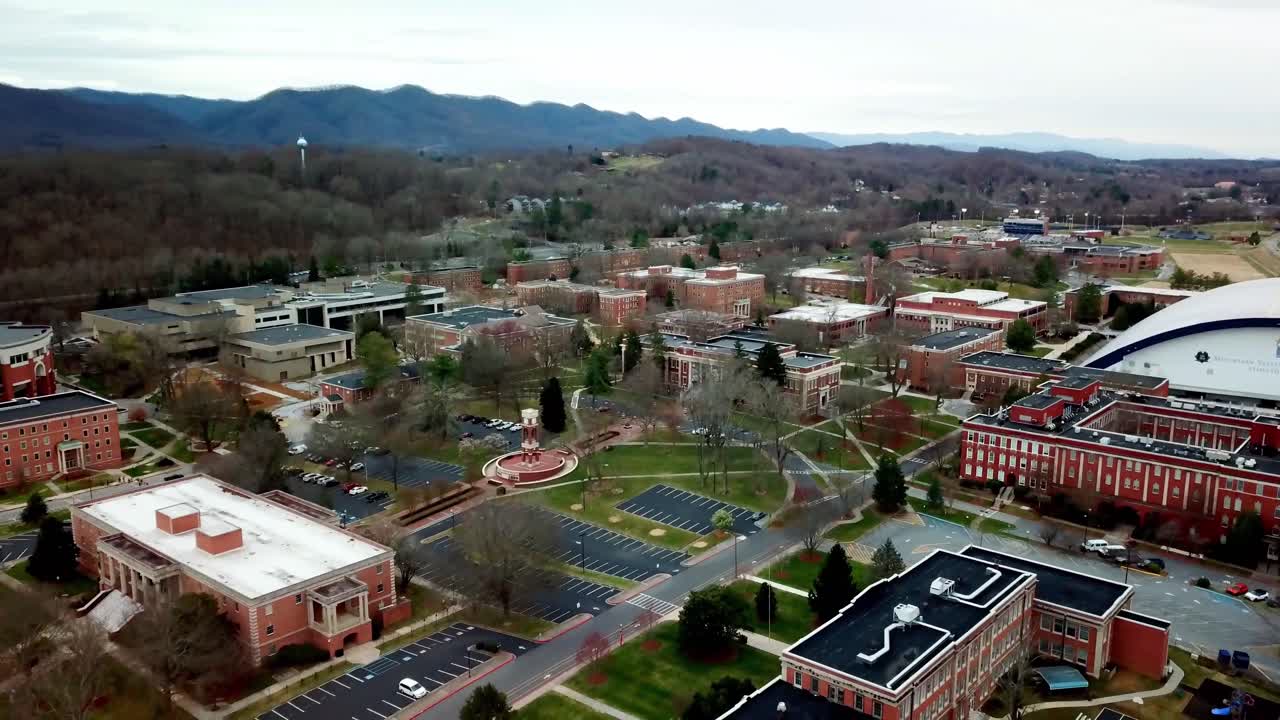 inclinación aérea hacia el campus de la universidad estatal del este de tennessee en 4k