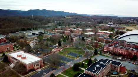 Inclinación-Aérea-Hacia-El-Campus-De-La-Universidad-Estatal-Del-Este-De-Tennessee-En-4k