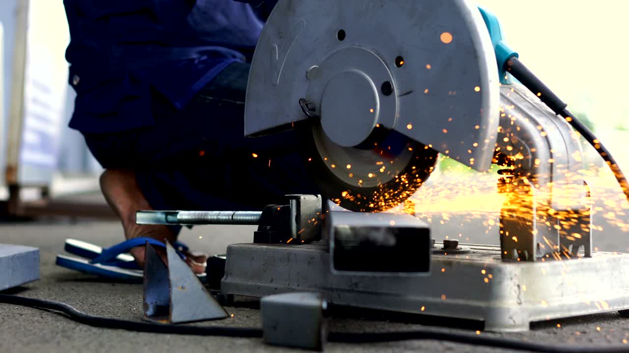 с угловой шлифовальной машиной, режущей трубой