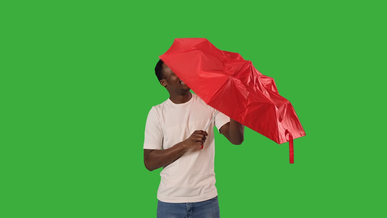 hombre con paraguas sobre fondo verde