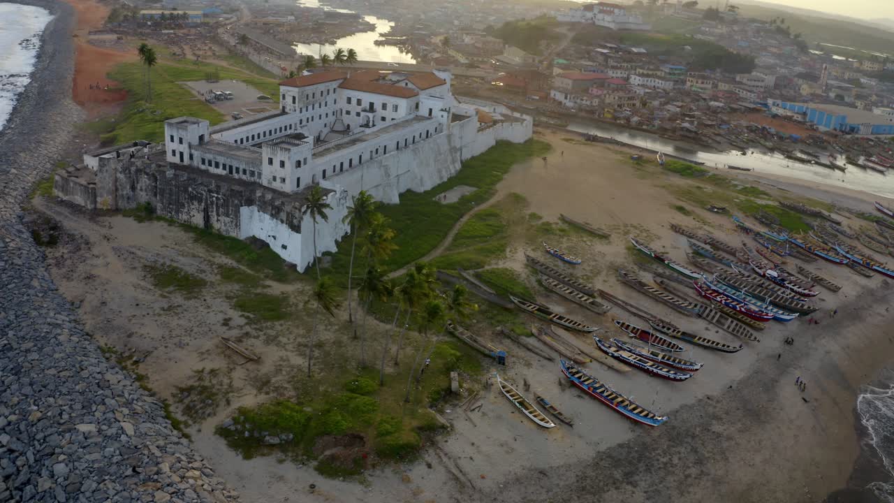 일몰 동안 가나에 있는 엘리미나 성의 공중 촬영