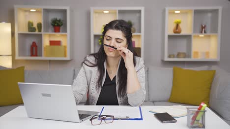 Mujer-Trabajadora-De-Oficina-En-Casa-Divertida-Y-Entretenida.