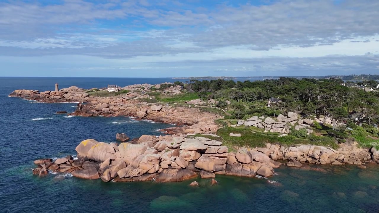 Gros rochers de la côte de granit rose à Perros-Guirec, Bretagne, France, vue aérienne par drone