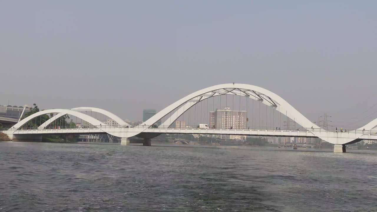 강 을 가로지르는  아치 다리