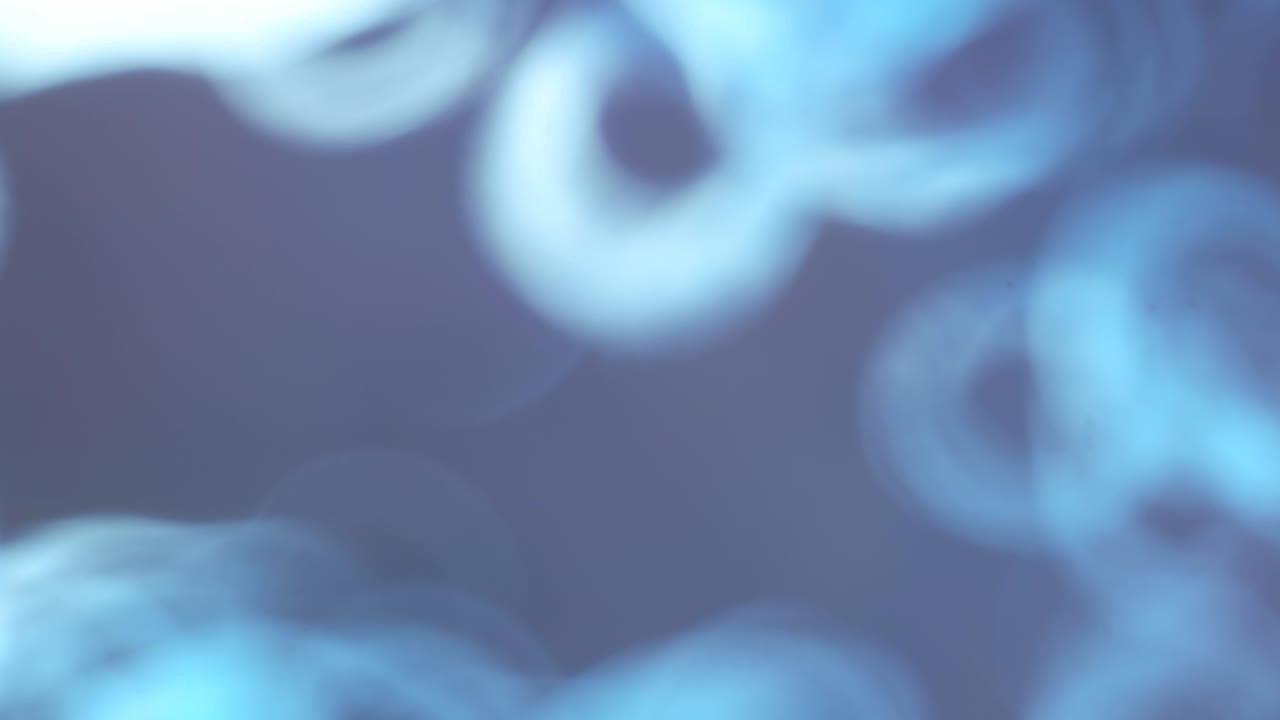 둥근 도 모양의 추상적인 거울 렌즈 보케 서클은 자연스럽게 박거립니다. 전환 비디오 배경, 실시간, 아무도 없습니다.