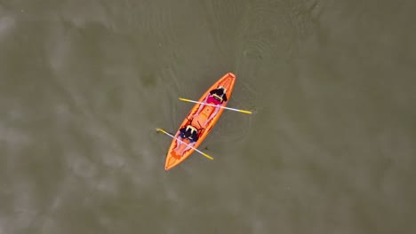 Menschen,-Die-Morgens-Auf-Einem-Stausee-Kanu-Fahren