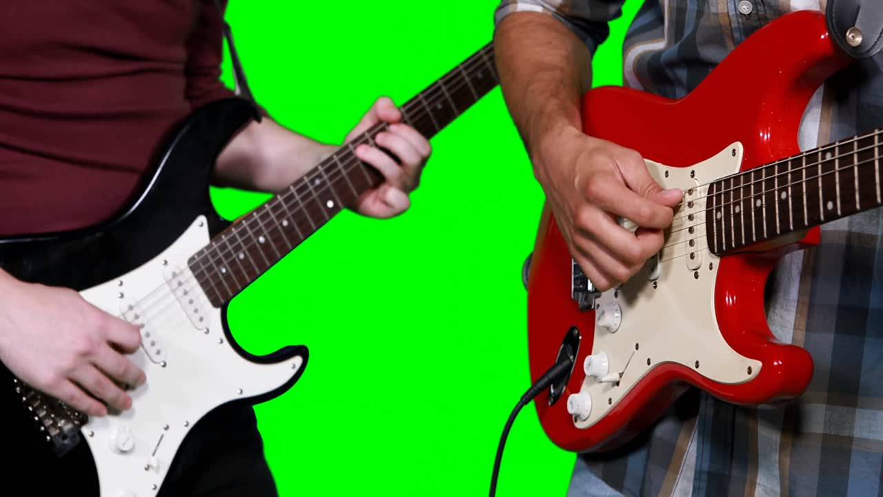 sección media de músicos masculinos tocando la guitarra