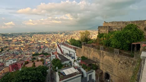 paisaje urbano panorámico con arquitectura histórica y vegetación exuberante