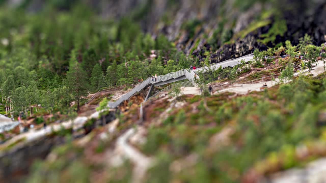 una vista aérea del puente sobre la magnífica cascada voringsfossen en el parque nacional hardangervidda, noruega