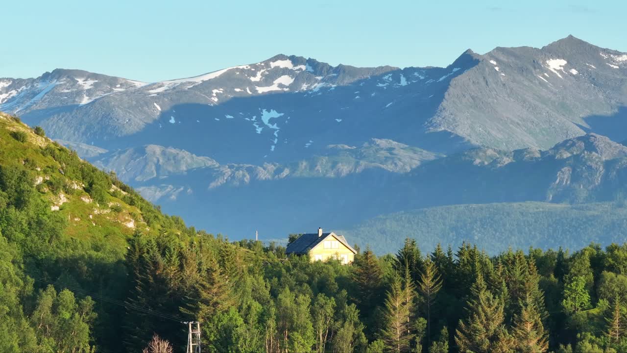 casa con vista a la montaña en el pueblo noruego de bobaer en la isla de senja, noruega