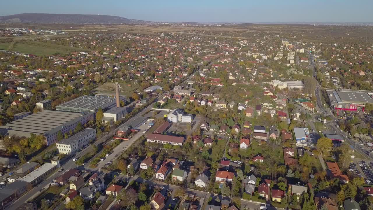 Flug über ein Vorstadtviertel mit einer Fabrik in Ungarn