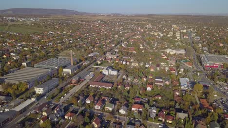 volando sobre un barrio suburbano con una fábrica en hungría