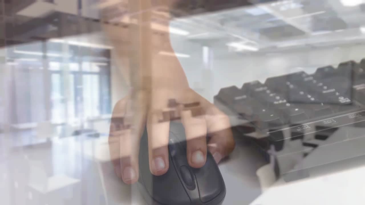 animación de una mujer usando una computadora con pilas de cajas en un almacén en el fondo