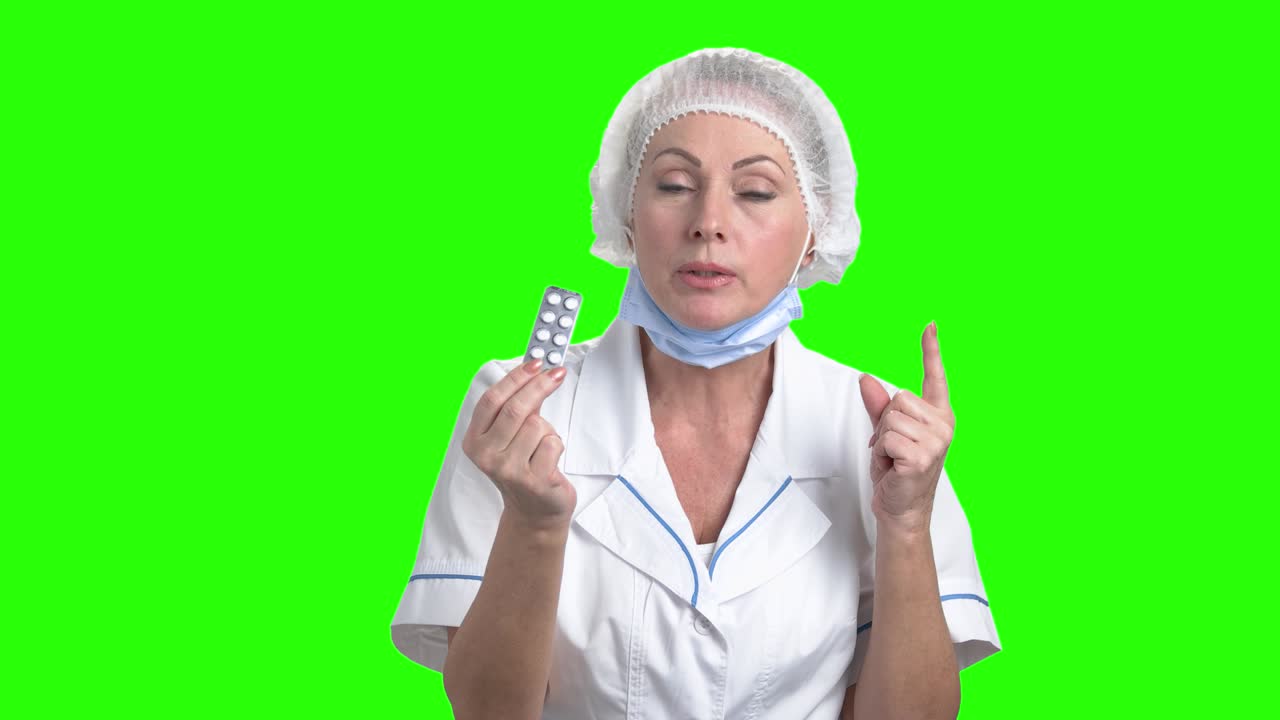 약을 들고 있는 예쁜 여성 의사.