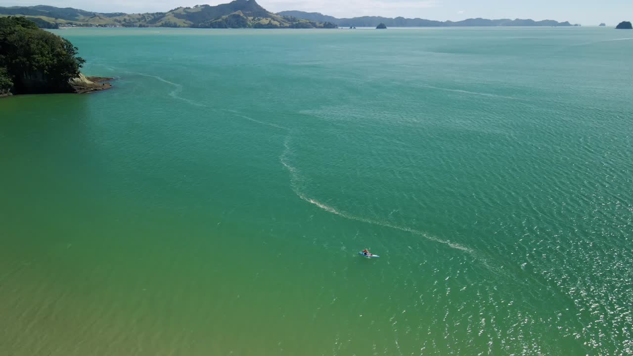 정오에 해안선을 따라 카약 타기