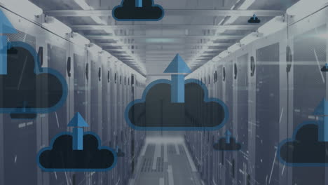 animazione di più icone di upload cloud che galleggiano contro la stanza del server del computer
