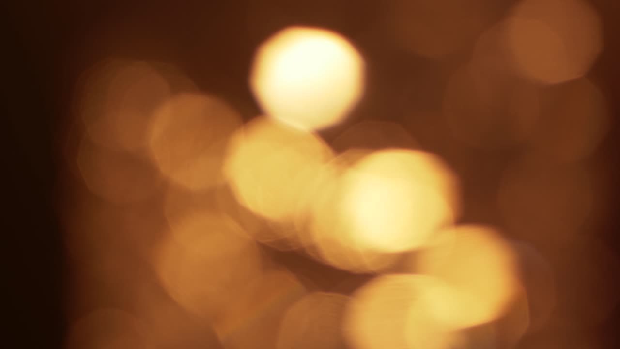 Mjuka gyllene bokeh-ljus på svart bakgrund