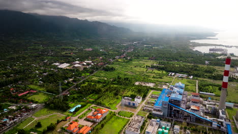 planta de energía en la costa norte de bali suministrando energía a la comunidad, dolly aéreo