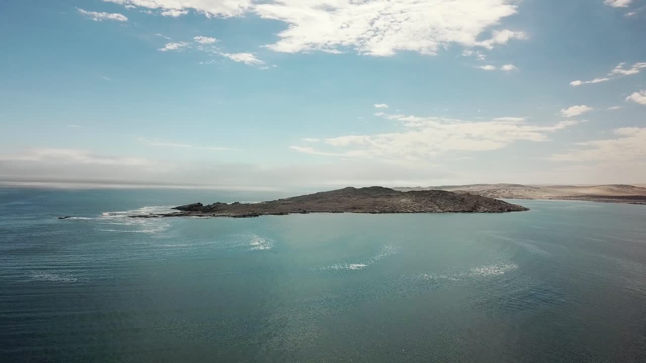 나미브 사막 모래언덕과 대서양이 만나는 스켈레톤 코스트, 남아프리카 나미비아, 루데리츠 타운 샤크 아일랜드 항공 샷