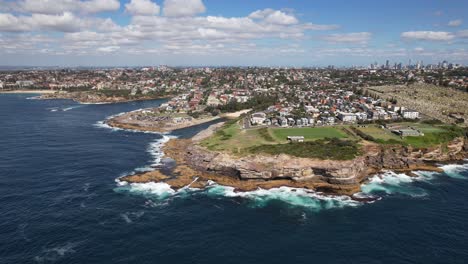 clovelly bay y el sitio de buceo de shark point en sídney, nsw, australia - toma aérea de un dron