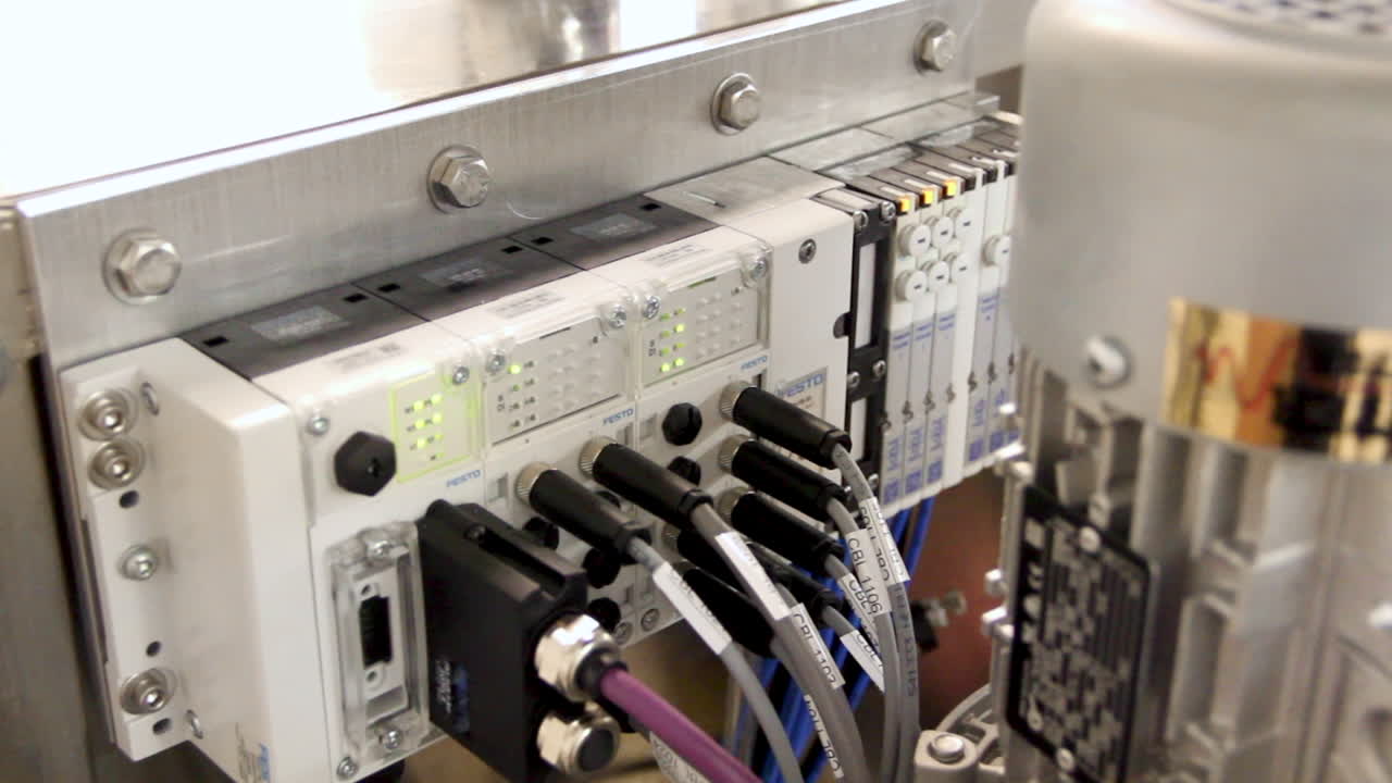 vista posterior del monitor con sistema cableado de fábrica de cerveza moderna