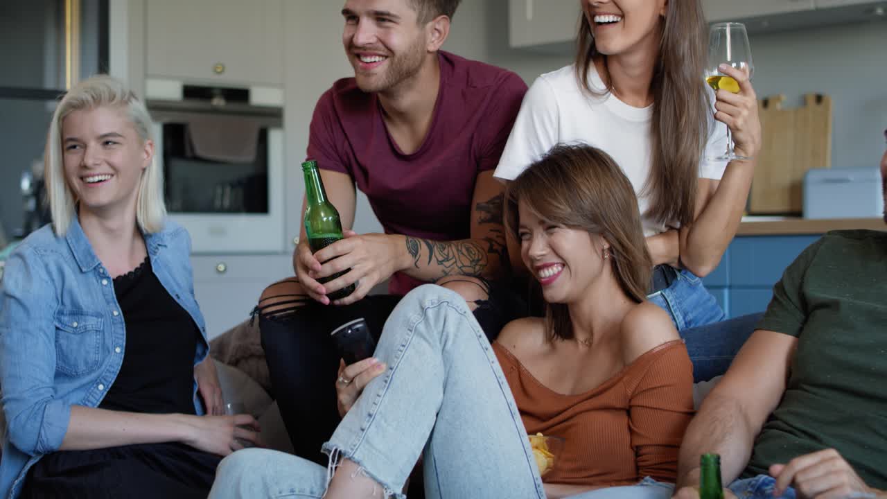 grupo de amigos adultos viendo una película divertida