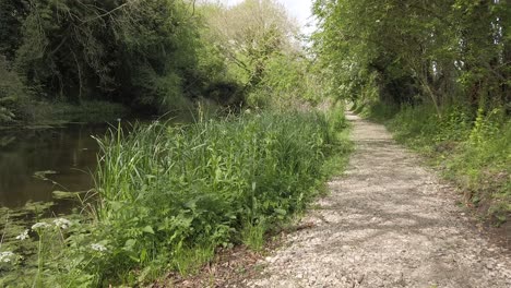 un sendero a lo largo del canal de oakham cerca de la pequeña ciudad comercial de oakham en el condado más pequeño de rutland en inglaterra, reino unido