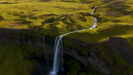 Toma-Aérea-De-Establecimiento-De-La-Cascada-De-Seljalandsfoss-Durante-La-Puesta-De-Sol