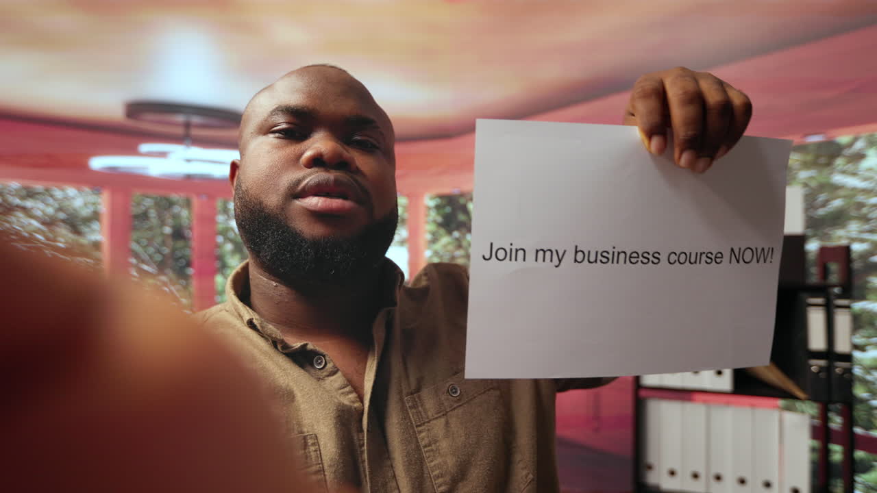 pov de experto en negocios que anuncia su clase en línea de emprendimiento