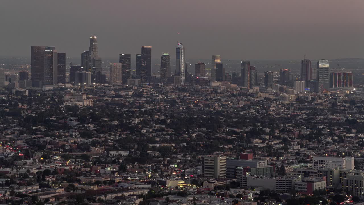 Skyline di Los Angeles al crepuscolo e di notte