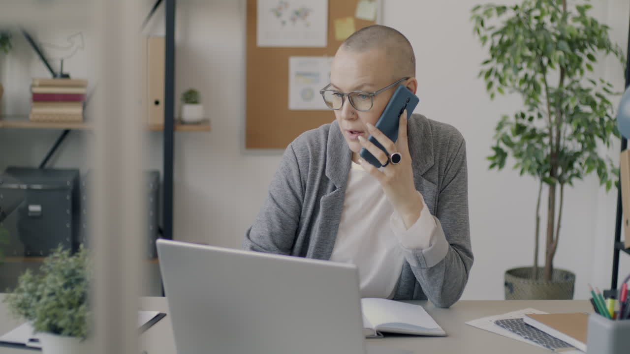 mujer en una llamada telefónica en la oficina
