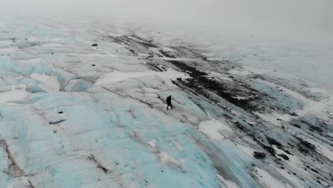 el hombre cruza la capa de hielo de brewseter en la cordillera de los alpes del sur en nueva zelanda