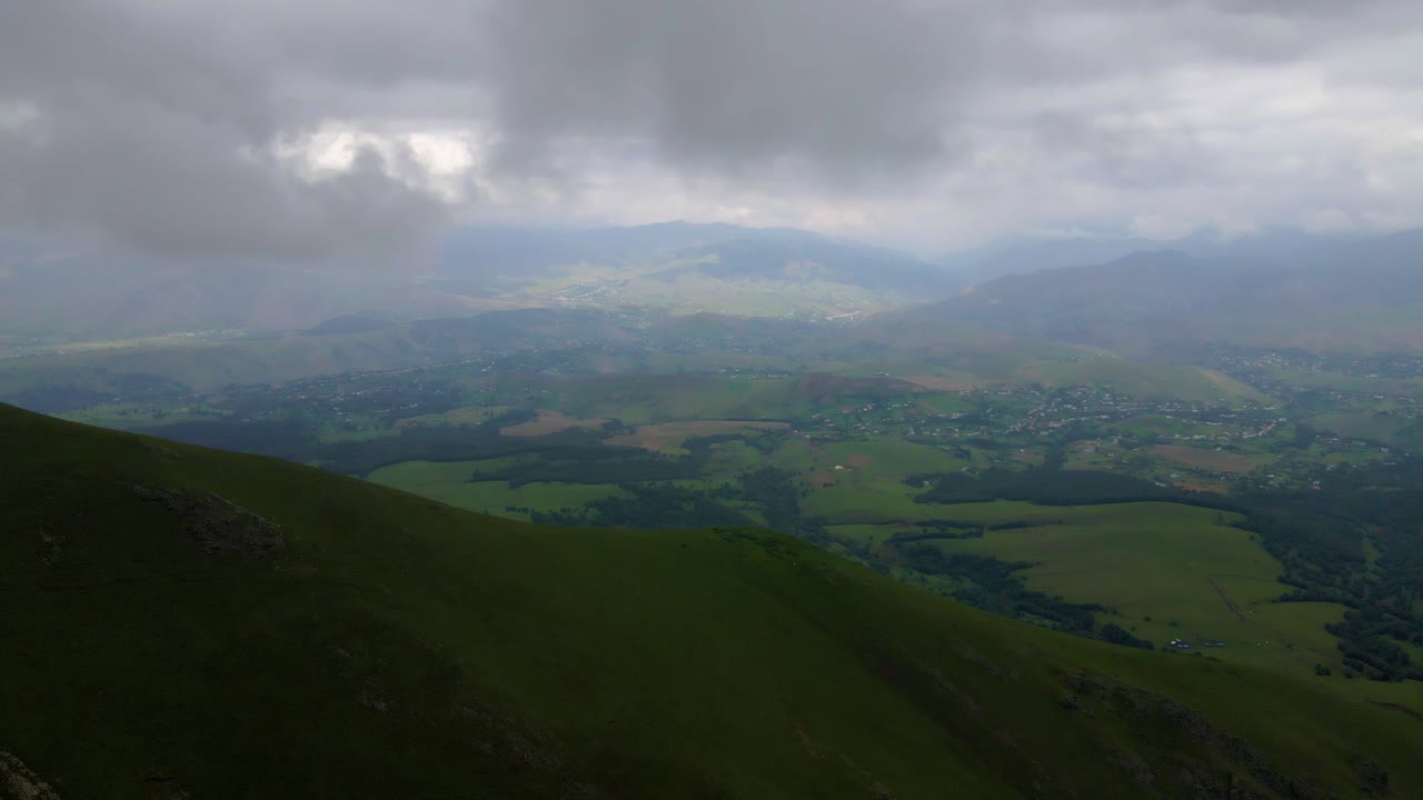 아제르바이잔 카우카스 산맥의 가다바이 지방의 계곡을 향해 날아가는 드론