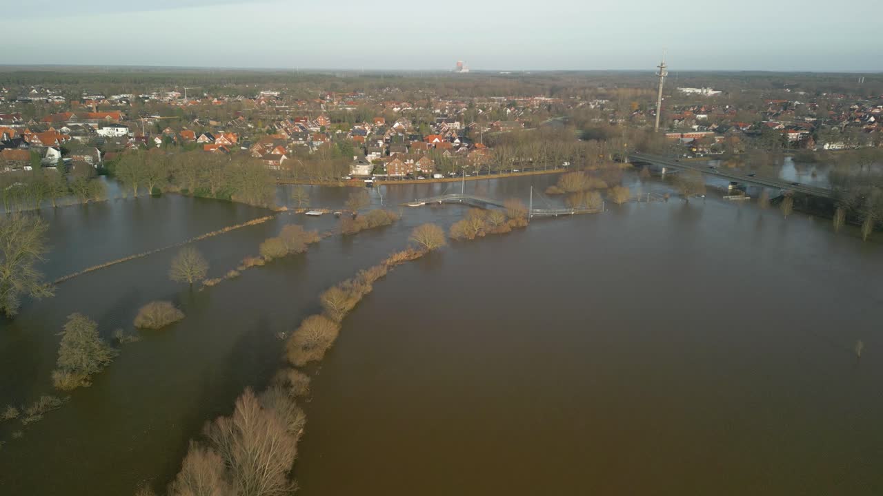 el puente para peatones y ciclistas sobre el río ems no es transitable debido a la inundación después de la tormenta en meppen, alemania