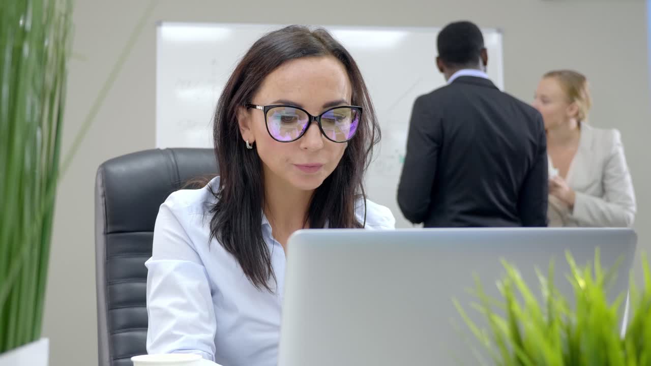 La empresaria trabajando en un portátil en la oficina