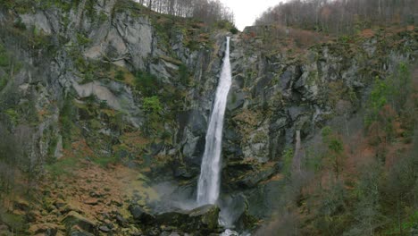 una brillante franja de cascada ilumina la roca negra a través de la cual el agua talla su camino