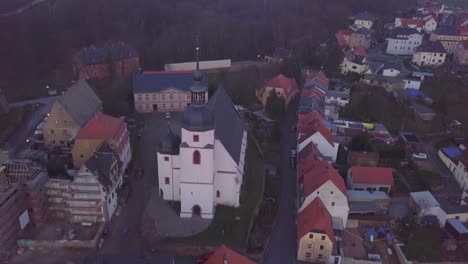 Vista-Aérea-De-La-Iglesia-En-Una-Colina-En-Una-Antigua-Ciudad-Alemana-Medieval