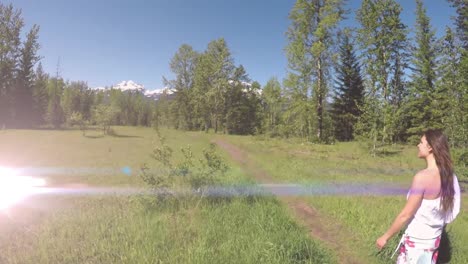 video de luces sobre mujer caucásica caminando en la naturaleza