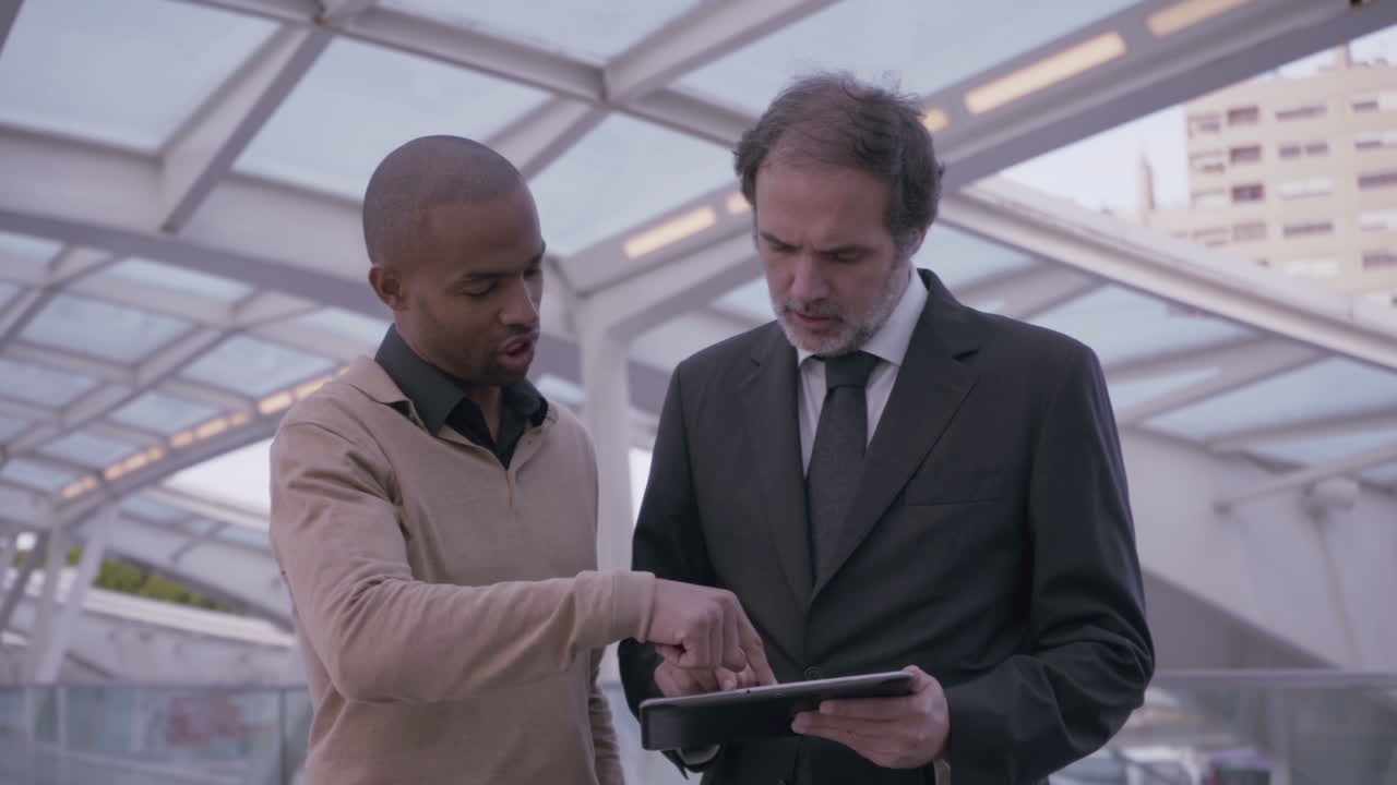 compañeros de trabajo ejecutivos con tableta digital en la reunión