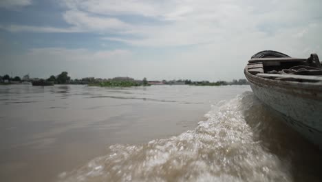 Barco-De-Madera-Cruzando-Un-Río,-Desafíos-Económicos-Y-Cambio-Climático-En-La-Ecología-Del-Río-Delta-Del-Mekong-En-Asia