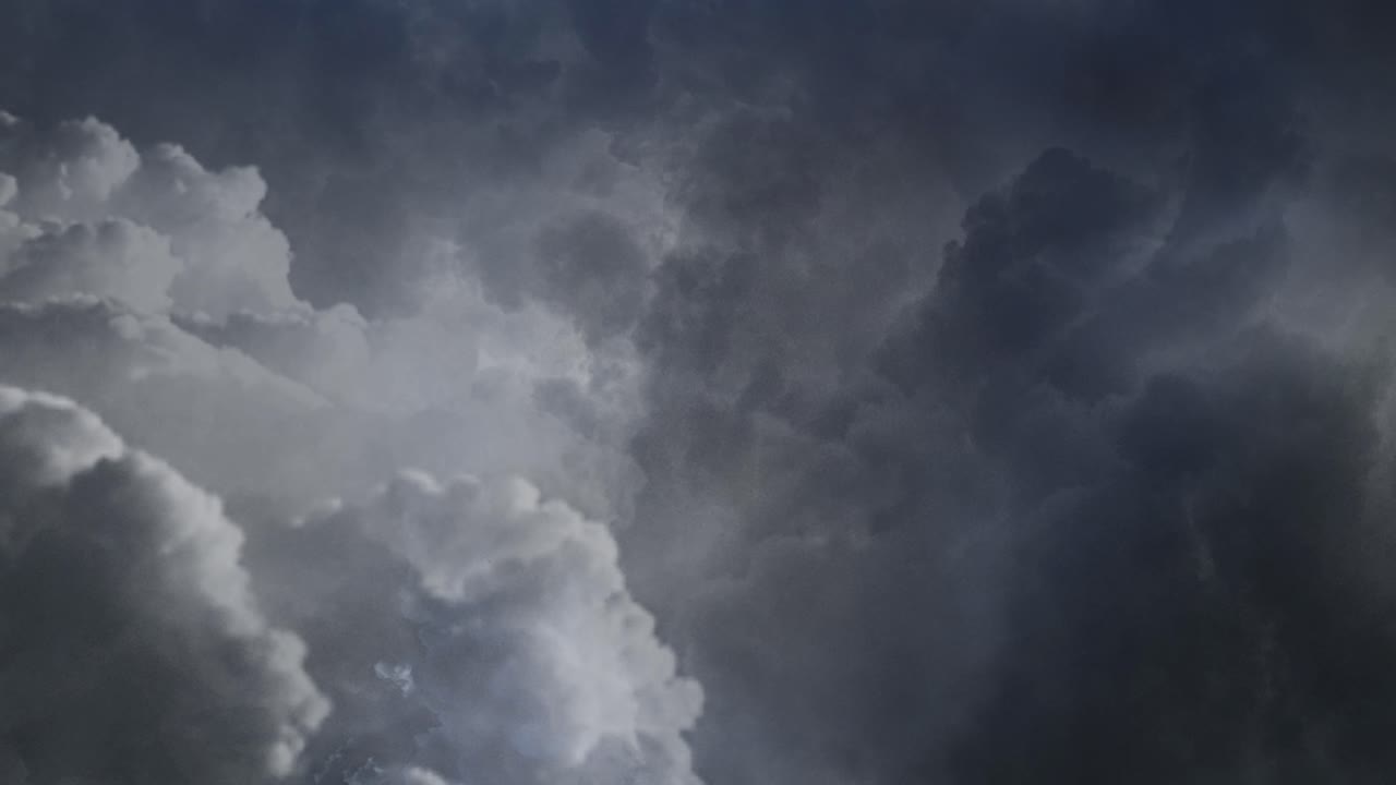 vista de tormenta dentro de nubes cumulonimbus oscuras