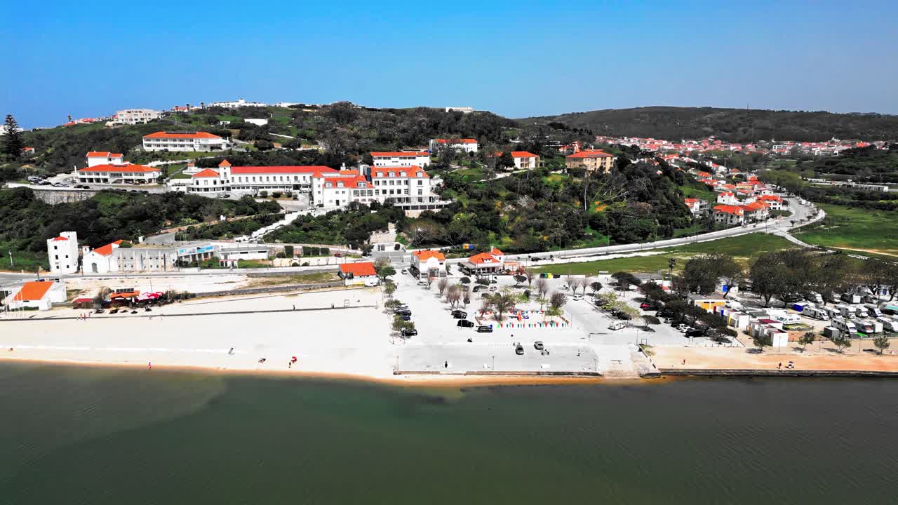 Malebný letecký pohled na pláž Foz do Arelho v Portugalsku, slunečný den