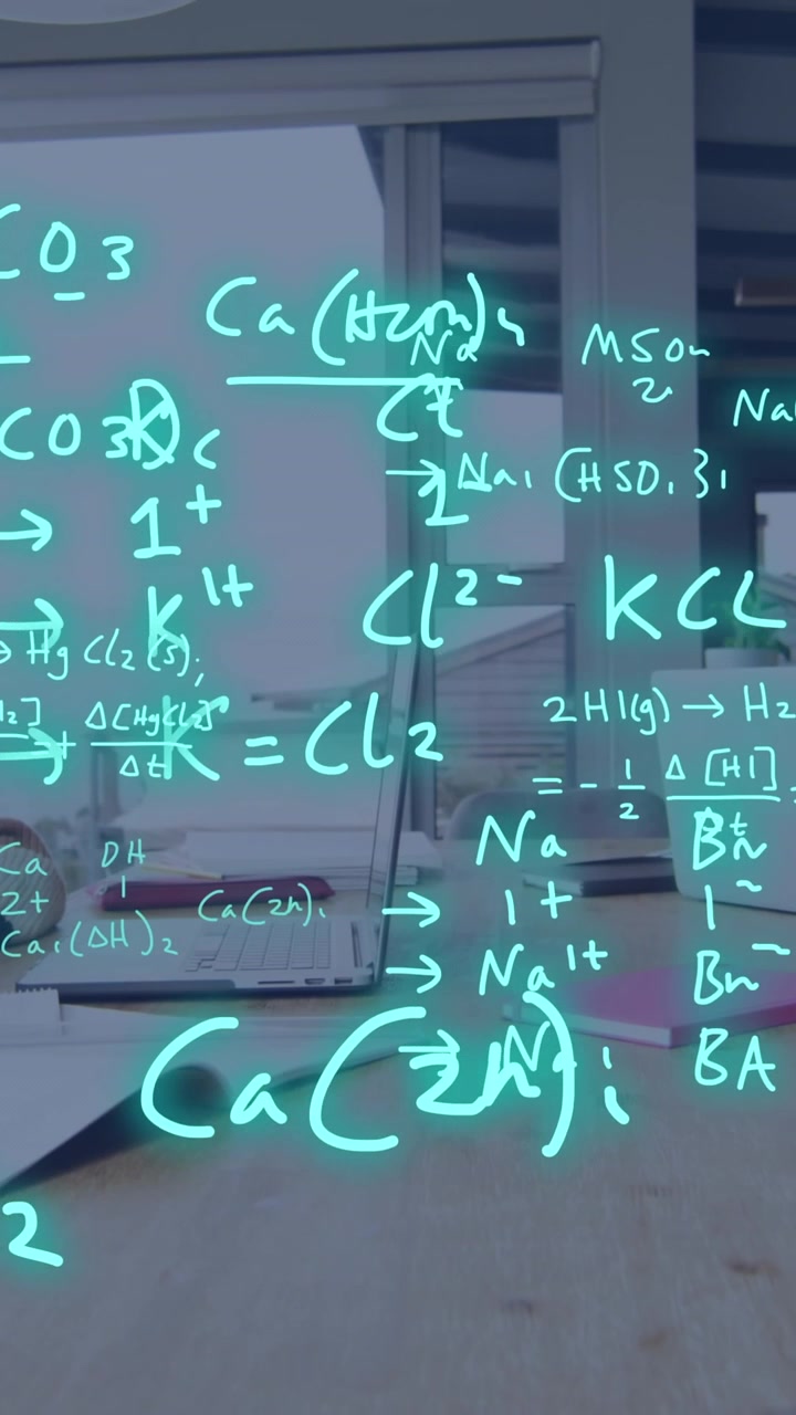 Animation von Datenverarbeitung über eine Studentin aus dem Nahen Osten