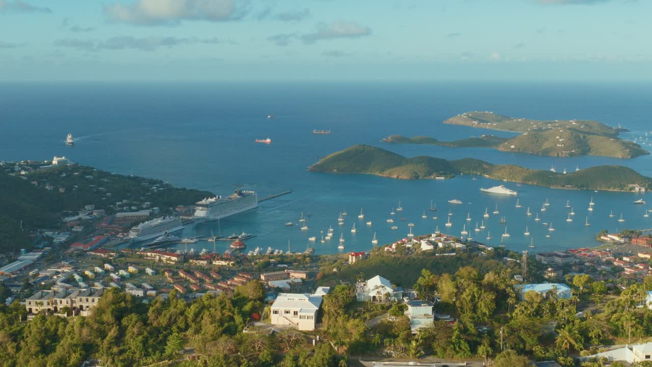 Veduta panoramica del porto di Charlotte Amalie sull'isola di Saint Thomas nelle Isole Vergini Americane. Ripresa aerea